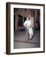 REAR WINDOW, 1954 directed by ALFRED HITCHCOCK On the set, Grace Kelly and James Stewart (photo)-null-Framed Photo