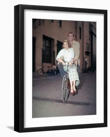 REAR WINDOW, 1954 directed by ALFRED HITCHCOCK On the set, Grace Kelly and James Stewart (photo)-null-Framed Photo