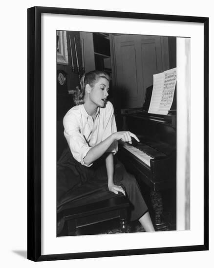 REAR WINDOW, 1954 directed by ALFRED HITCHCOCK On the set, Grace Kelly (b/w photo)-null-Framed Photo