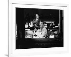 REAR WINDOW, 1954 directed byALFRED HITCHCOCK Thelma Ritter and James Stewart (b/w photo)-null-Framed Photo