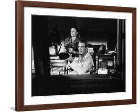 REAR WINDOW, 1954 directed byALFRED HITCHCOCK Thelma Ritter and James Stewart (b/w photo)-null-Framed Photo