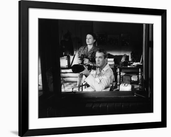 REAR WINDOW, 1954 directed byALFRED HITCHCOCK Thelma Ritter and James Stewart (b/w photo)-null-Framed Photo