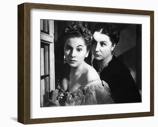 REBECCA, 1940 directed by ALFRED HITCHCOCK Joan Fontaine / Judith Anderson (d'apres Daphne du Mauri-null-Framed Photo