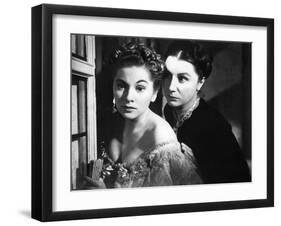 REBECCA, 1940 directed by ALFRED HITCHCOCK Joan Fontaine / Judith Anderson (d'apres Daphne du Mauri-null-Framed Photo