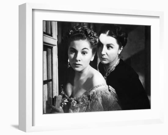 REBECCA, 1940 directed by ALFRED HITCHCOCK Joan Fontaine / Judith Anderson (d'apres Daphne du Mauri-null-Framed Photo