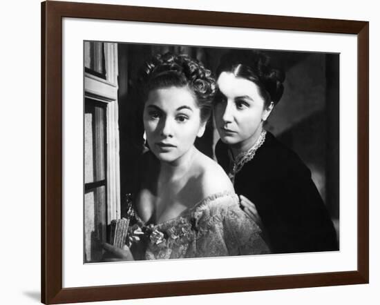 REBECCA, 1940 directed by ALFRED HITCHCOCK Joan Fontaine / Judith Anderson (d'apres Daphne du Mauri-null-Framed Photo