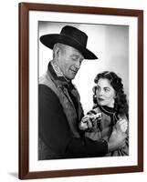 RED RIVER, 1948 directed by HOWARD HAWKS John Wayne and Joanne Dru (b/w photo)-null-Framed Photo