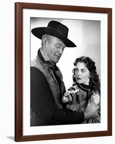 RED RIVER, 1948 directed by HOWARD HAWKS John Wayne and Joanne Dru (b/w photo)-null-Framed Photo