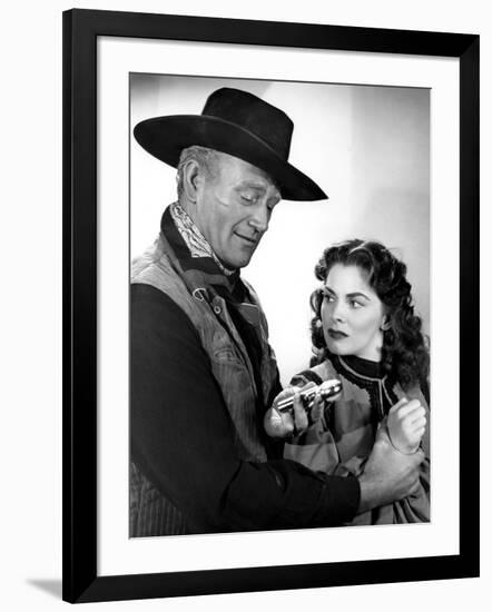 RED RIVER, 1948 directed by HOWARD HAWKS John Wayne and Joanne Dru (b/w photo)-null-Framed Photo