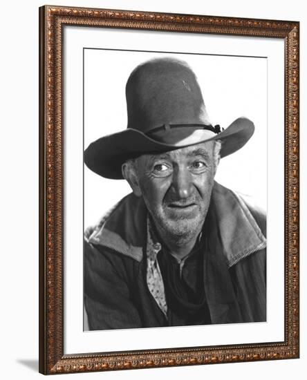 RED RIVER, 1948 directed by HOWARD HAWKS Walter Brennan (b/w photo)-null-Framed Photo