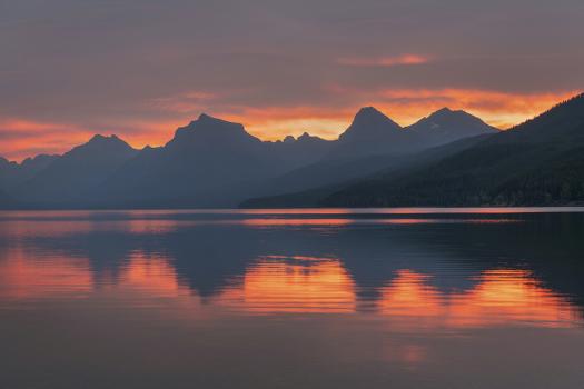 rammelaar ventilatie houd er rekening mee dat Red sky at dawn, Lake McDonald, Glacier National Park, Montana.'  Photographic Print - Alan Majchrowicz | AllPosters.com