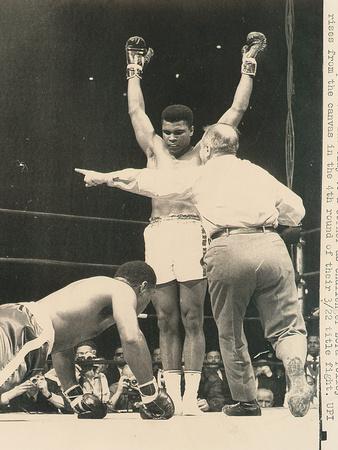 https://imgc.allpostersimages.com/img/posters/referee-john-lobianco-waves-champion-cassius-clay-to-a-corner_u-L-PROH1K0.jpg?artPerspective=n
