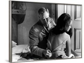 REFLECTION IN A GOLDEN EYE, 1967 directed by JOHN HUSTON Marlon Brando / Elizabeth Taylor (b/w phot-null-Framed Photo