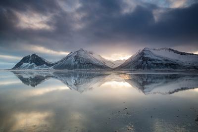 https://imgc.allpostersimages.com/img/posters/reflection-of-mountains-on-ocean-at-sunset-in-vatnajokull-national-park-in-eastern-iceland_u-L-Q1DBPM80.jpg?artPerspective=n