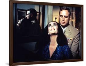 REFLECTIONS IN A GOLDEN EYE, 1967 directed by JOHN HUSTON Elizabeth Taylor / Marlon Brando (photo)-null-Framed Photo