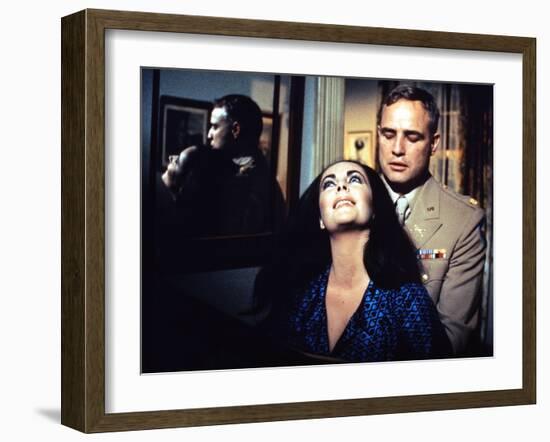 REFLECTIONS IN A GOLDEN EYE, 1967 directed by JOHN HUSTON Elizabeth Taylor / Marlon Brando (photo)-null-Framed Photo