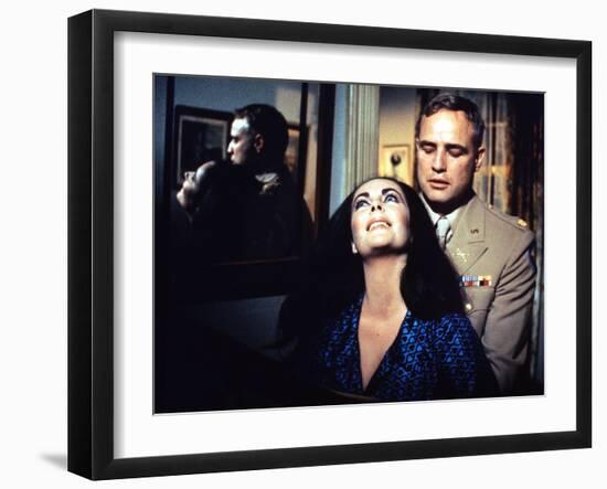 REFLECTIONS IN A GOLDEN EYE, 1967 directed by JOHN HUSTON Elizabeth Taylor / Marlon Brando (photo)-null-Framed Photo