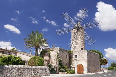 https://imgc.allpostersimages.com/img/posters/restaurant-in-a-windmill-sineu-majorca-mallorca-balearic-islands-spain-mediterranean-europe_u-L-PSY0RP0.jpg?artPerspective=n