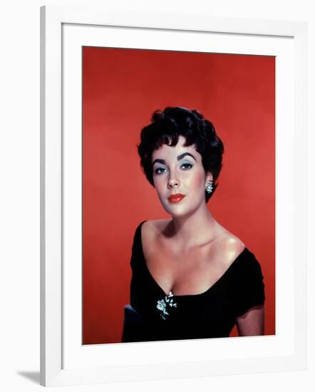 RHAPSODY, 1954 directed by CHARLES VIDOR Elizabeth Taylor (photo)-null-Framed Photo