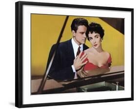 RHAPSODY, 1954 directed by CHARLES VIDOR John Ericson and Elizabeth Taylor (photo)-null-Framed Photo