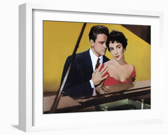 RHAPSODY, 1954 directed by CHARLES VIDOR John Ericson and Elizabeth Taylor (photo)-null-Framed Photo