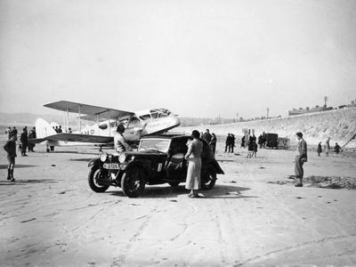 https://imgc.allpostersimages.com/img/posters/riley-kestrel-and-a-dragon-aircraft-on-a-beach-1934_u-L-Q10LL0D0.jpg?artPerspective=n