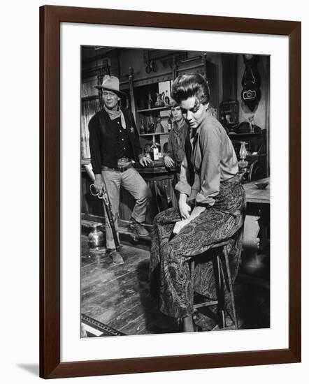 RIO BRAVO, 1959 directed by HOWARD HAWKS (b/w photo)-null-Framed Photo