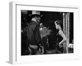 RIO BRAVO, 1959 directed by HOWARD HAWKS John Wayne (b/w photo)-null-Framed Photo