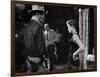 RIO BRAVO, 1959 directed by HOWARD HAWKS John Wayne (b/w photo)-null-Framed Photo