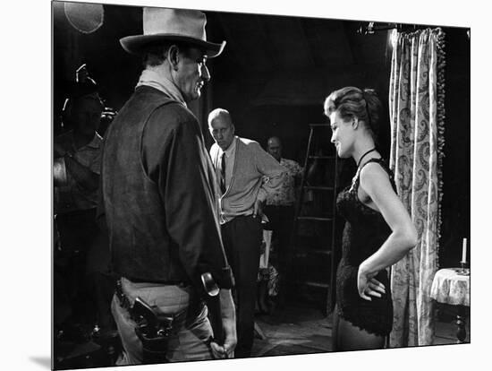 RIO BRAVO, 1959 directed by HOWARD HAWKS John Wayne (b/w photo)-null-Mounted Photo