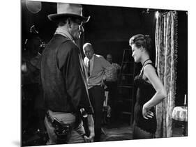 RIO BRAVO, 1959 directed by HOWARD HAWKS John Wayne (b/w photo)-null-Mounted Photo