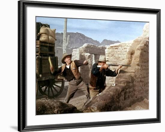 RIO BRAVO, 1959 directed by HOWARD HAWKS John Wayne (photo)-null-Framed Photo