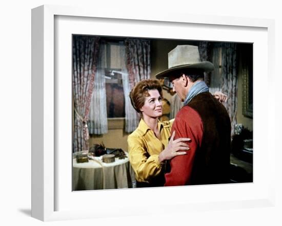 RIO BRAVO, 1959 directed by HOWARD HAWKS John Wayne (photo)-null-Framed Photo