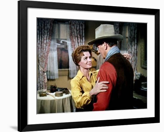 RIO BRAVO, 1959 directed by HOWARD HAWKS John Wayne (photo)-null-Framed Photo