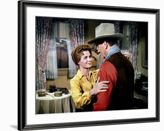 RIO BRAVO, 1959 directed by HOWARD HAWKS John Wayne (photo)-null-Framed Photo