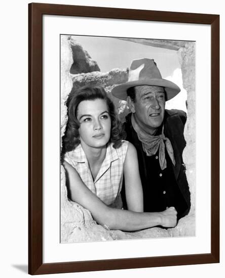 RIO BRAVO, 1959 directed by HOWARD HAWKS On the set, Angie Dickinson and John Wayne (b/w photo)-null-Framed Photo