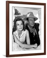 RIO BRAVO, 1959 directed by HOWARD HAWKS On the set, Angie Dickinson and John Wayne (b/w photo)-null-Framed Photo