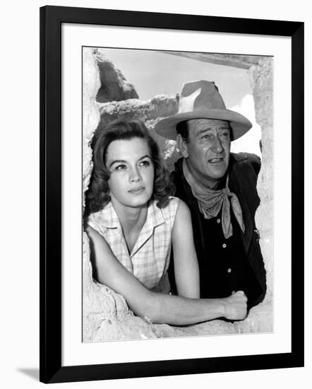 RIO BRAVO, 1959 directed by HOWARD HAWKS On the set, Angie Dickinson and John Wayne (b/w photo)-null-Framed Photo