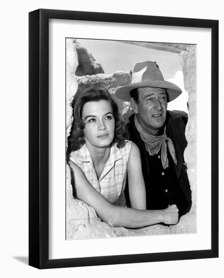 RIO BRAVO, 1959 directed by HOWARD HAWKS On the set, Angie Dickinson and John Wayne (b/w photo)-null-Framed Photo