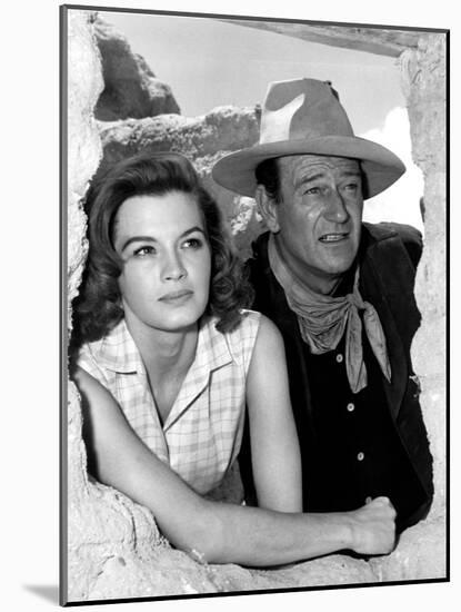 RIO BRAVO, 1959 directed by HOWARD HAWKS On the set, Angie Dickinson and John Wayne (b/w photo)-null-Mounted Photo