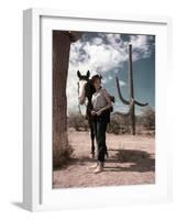 RIO BRAVO, 1959 directed by HOWARD HAWKS On the set, Angie Dickinson (photo)-null-Framed Photo