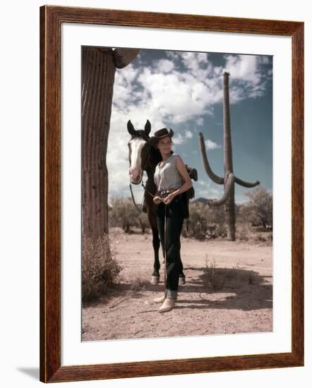 RIO BRAVO, 1959 directed by HOWARD HAWKS On the set, Angie Dickinson (photo)-null-Framed Photo