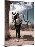 RIO BRAVO, 1959 directed by HOWARD HAWKS On the set, Angie Dickinson (photo)-null-Mounted Photo