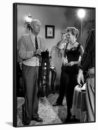 RIO BRAVO, 1959 directed by HOWARD HAWKS On the set, Hohard Hawks directs Angie Dickinson (b/w phot-null-Framed Photo