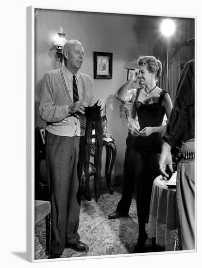 RIO BRAVO, 1959 directed by HOWARD HAWKS On the set, Hohard Hawks directs Angie Dickinson (b/w phot-null-Framed Photo