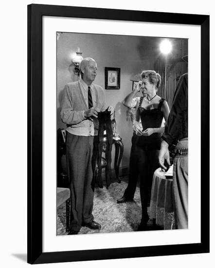 RIO BRAVO, 1959 directed by HOWARD HAWKS On the set, Hohard Hawks directs Angie Dickinson (b/w phot-null-Framed Photo