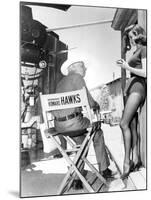 RIO BRAVO, 1959 directed by HOWARD HAWKS On the set, Hohard Hawks directs Angie Dickinson (b/w phot-null-Mounted Photo