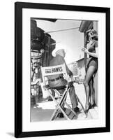 RIO BRAVO, 1959 directed by HOWARD HAWKS On the set, Hohard Hawks directs Angie Dickinson (b/w phot-null-Framed Photo