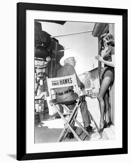 RIO BRAVO, 1959 directed by HOWARD HAWKS On the set, Hohard Hawks directs Angie Dickinson (b/w phot-null-Framed Photo