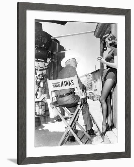 RIO BRAVO, 1959 directed by HOWARD HAWKS On the set, Hohard Hawks directs Angie Dickinson (b/w phot-null-Framed Photo